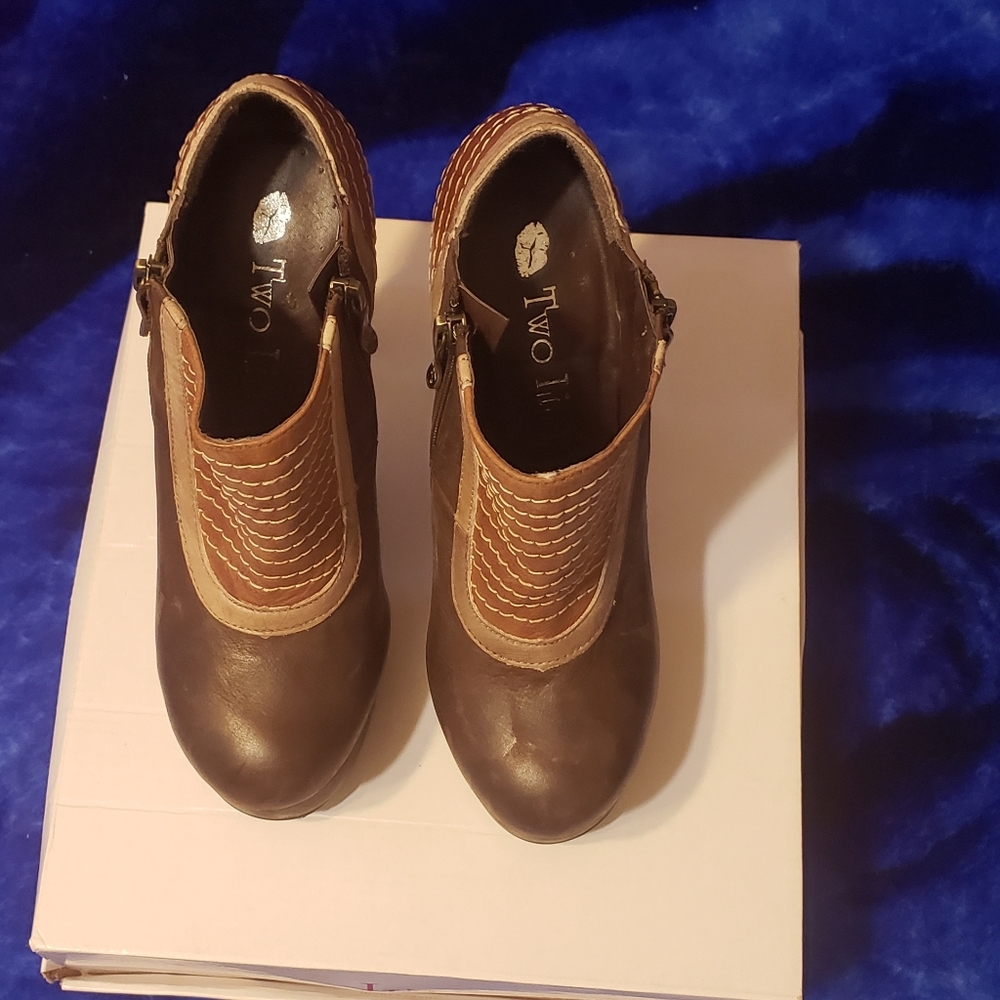 NIB platform Two Lips booties